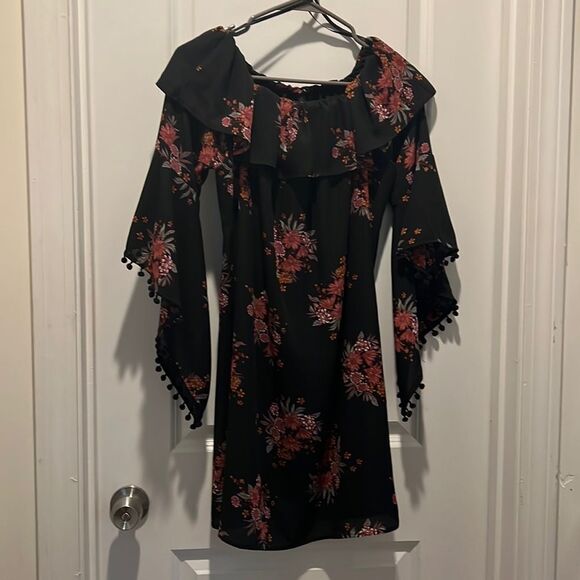 Design Lab Lord & Taylor Dresses & Skirts - Design Lab Black and Red Floral Mini Dress with wide Sleeves size medium